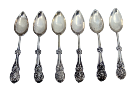 Conjunto de seis colheres de sobremesa em prata com frisos e conchas no cabo.